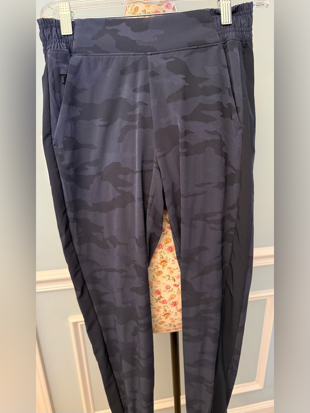 Athleta Brooklyn Textured Joggers 
navy blue camouflage print Size 0